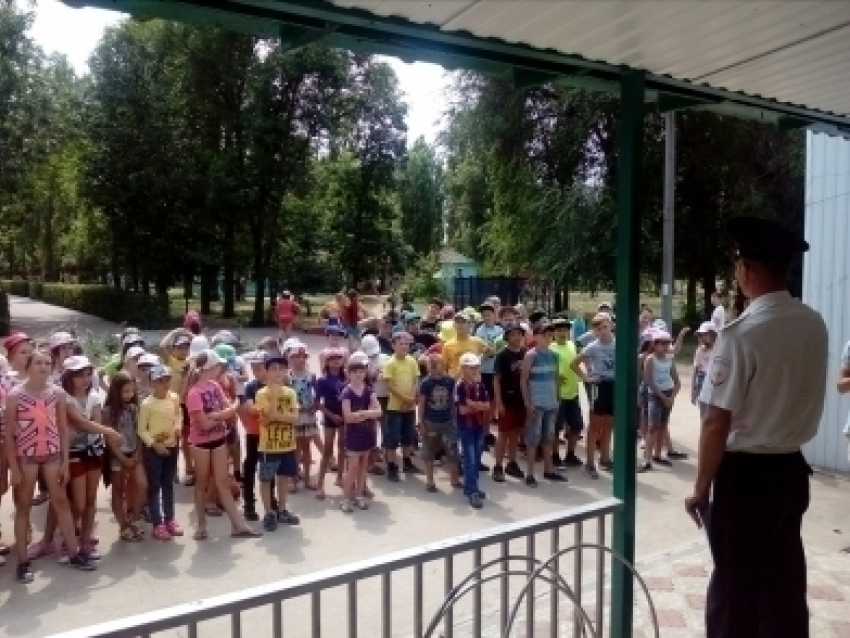 Сотрудники полиции города Камышина провели игру-викторину в  лагере «Солнечный"