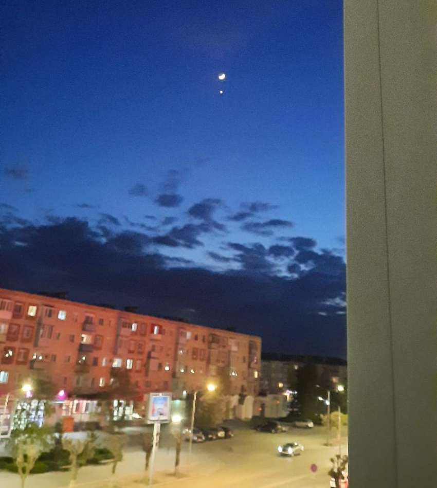 Камышанин сфотографировал что-то наподобие НЛО над нашим городом поздним вечером