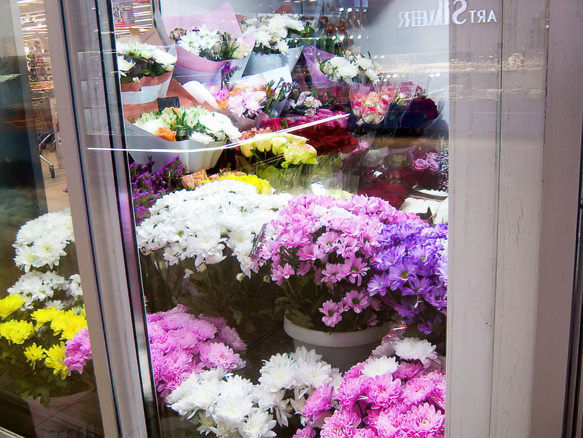 Продавцы завезли в камышинский гипермаркет самые стойкие цветы с прицелом на 8 Марта