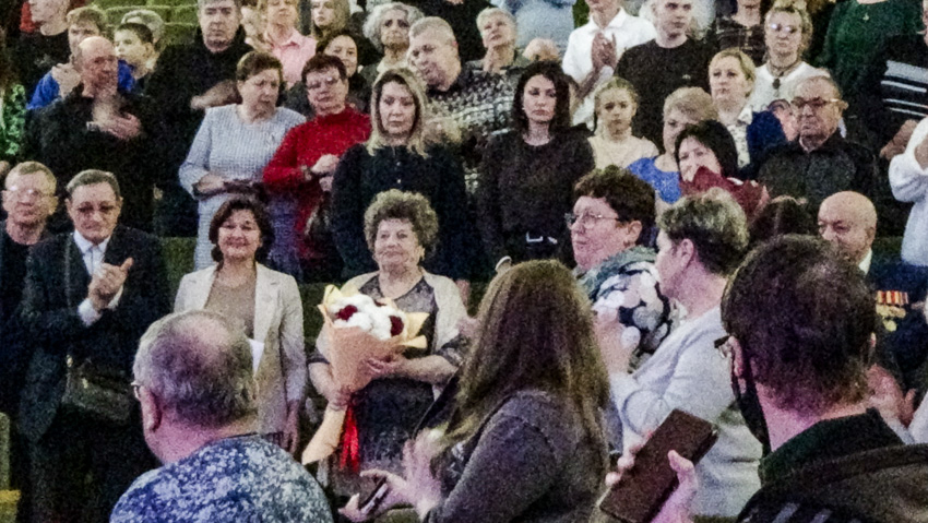 Концерт солдатской песни в Камышине: главной героиней в зале ДК «Текстильщик» стала мама Героя России камышанина Александра Колгатина (ВИДЕО)