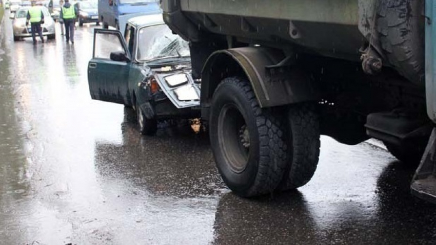 Автоледи на легковушке по дороге из Камышина в Волгоград совершила столкновение с Самосвалом