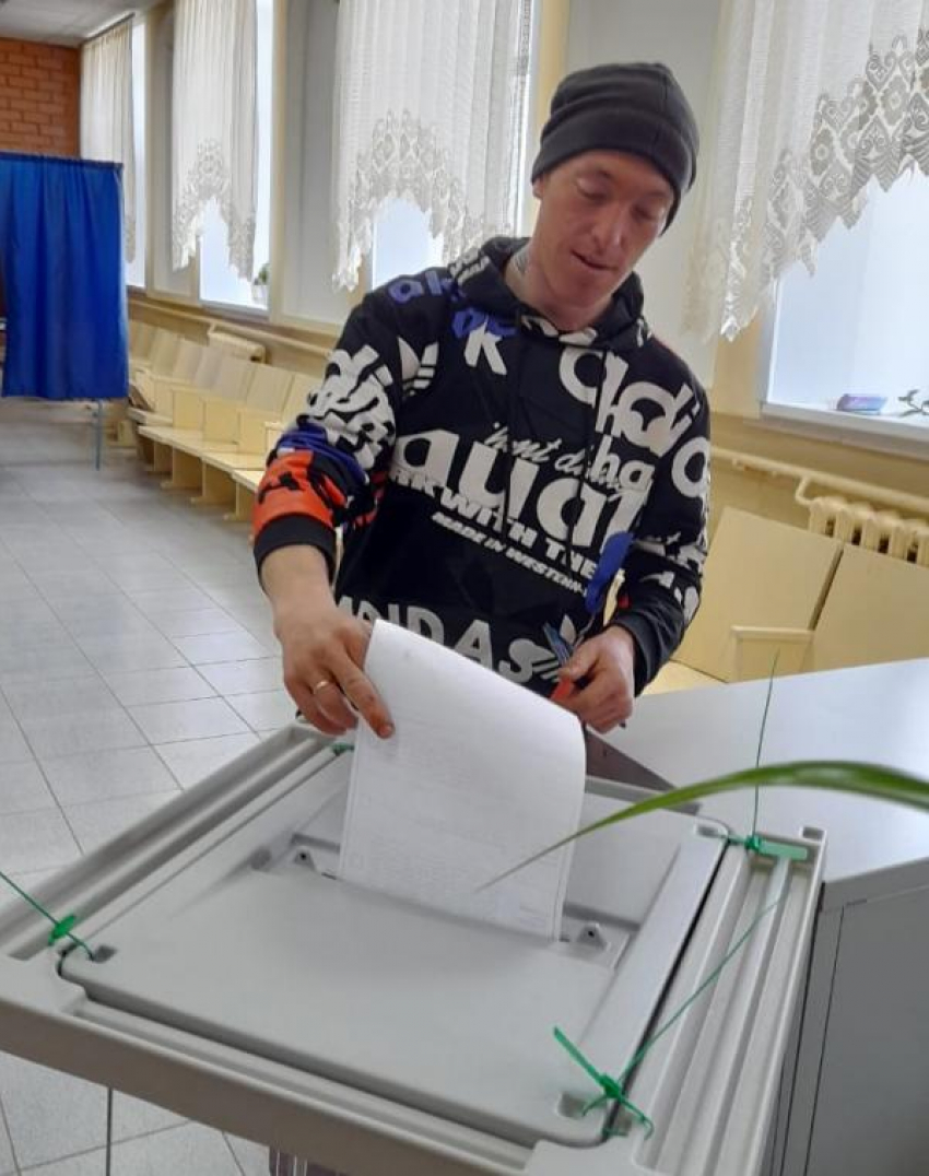 В селе Семеновка Камышинского района 16 марта проголосовал на выборах боец с передовой, прибывший в отпуск, отец четверых детей Алексей Генрих