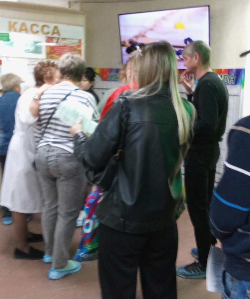 В камышинской поликлинике Парамонова заведующая вышла взять интервью, почему люди в очереди падают в обморок, - камышанка