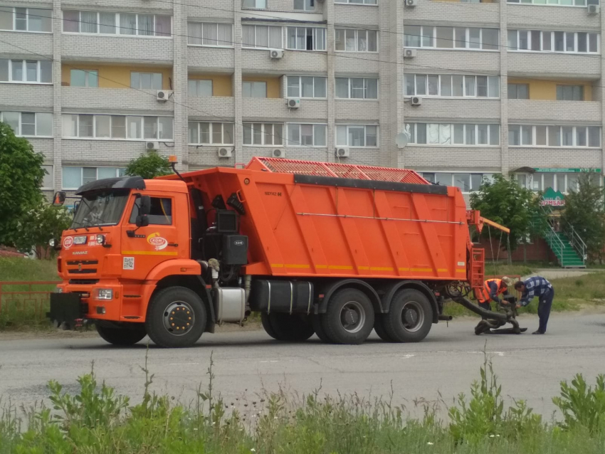 В Камышине улицу Базарова взялись латать по второму кругу за эту весну