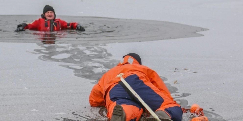На сайте ГКУ «Служба спасения» опубликовали подробности о провалившихся под лед рыбаках в Камышине