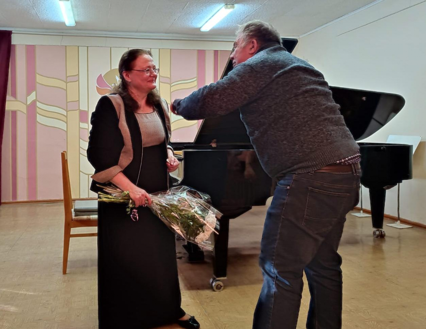В Камышине растроганный слушатель на концерте преподнес пианистке-виртуозу не только букет, но и поэтические строки классика