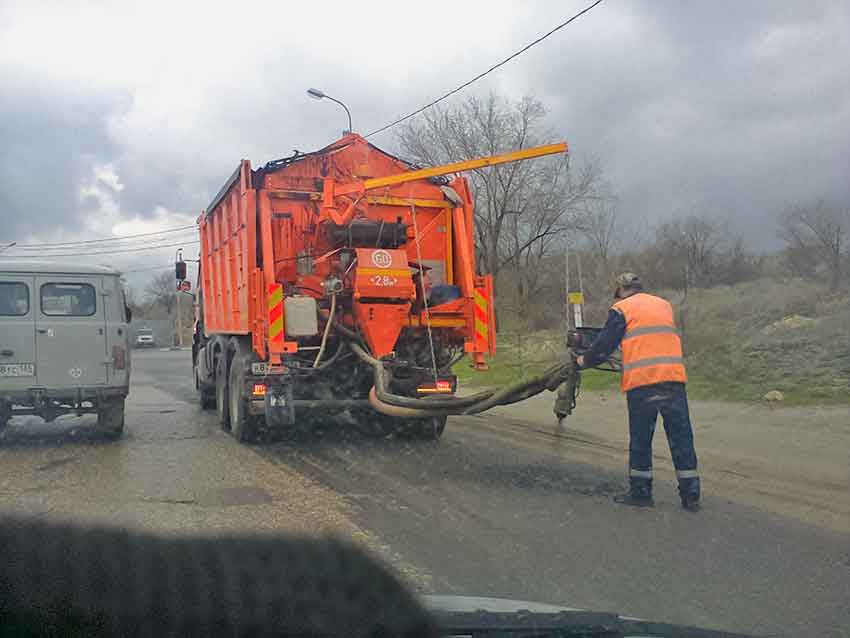 В Камышине дорожники охватили асфальтовым ямочным ремонтом улицу Рязано-Уральскую