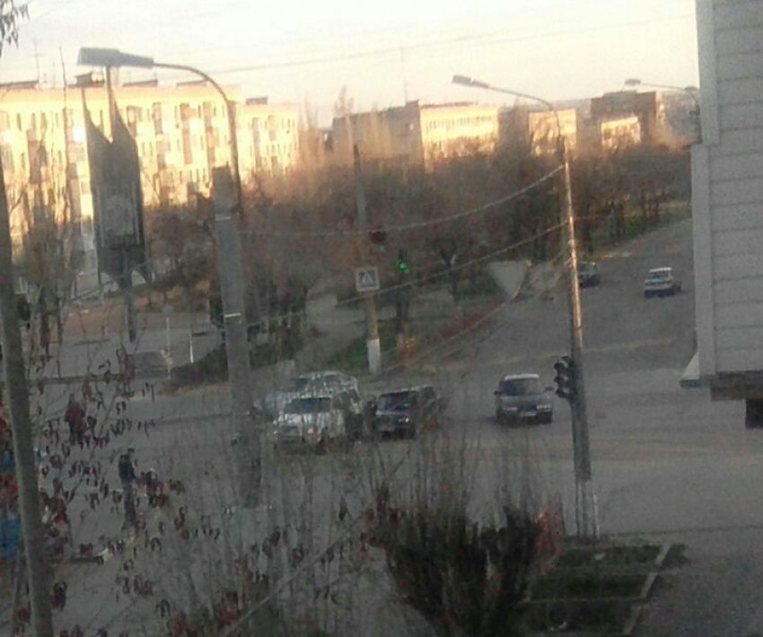 В соцсетях появились снимки дорожного инцидента на улице Терешковой в Камышине