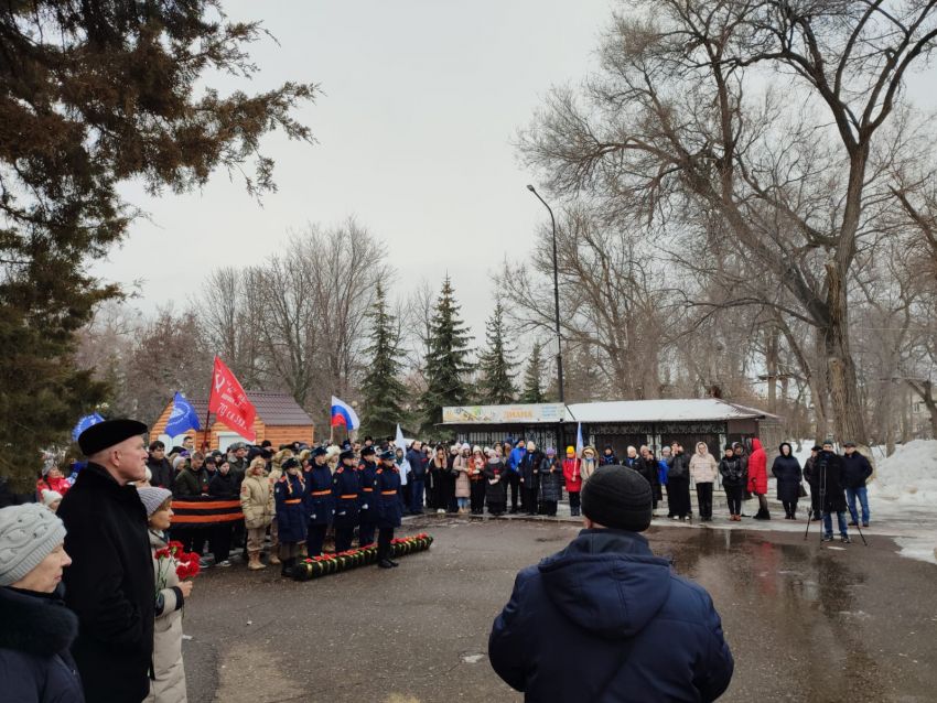 В камышинском парке Комсомольцев-добровольцев на возложении цветов собралось много молодежи 2 февраля