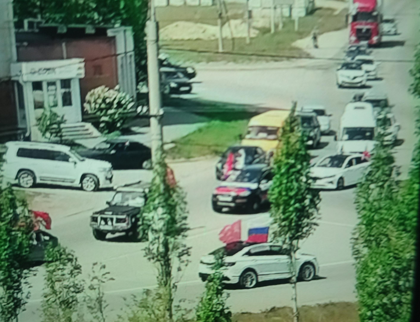 По центральным улицам Камышина проходит автопробег в Праздник Победы