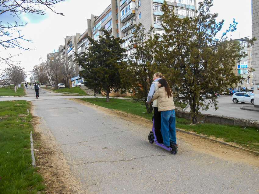 Штрафы самокатчикам все обещают, а пора уже начать реально штрафовать! - камышанка