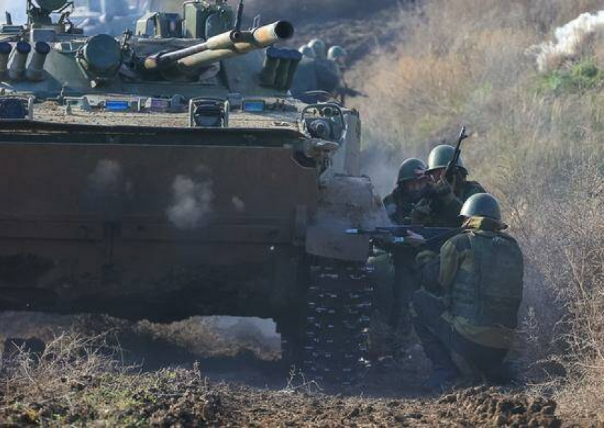 На полигоне в Волгоградской области мобилизованные военнослужащие отработали выход из засады