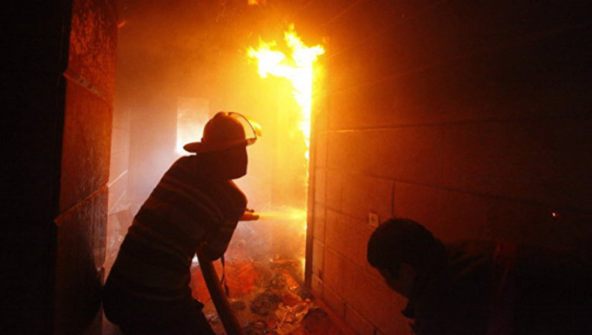 В Камышине на улице Лазарева из-за курильщика загорелся дом