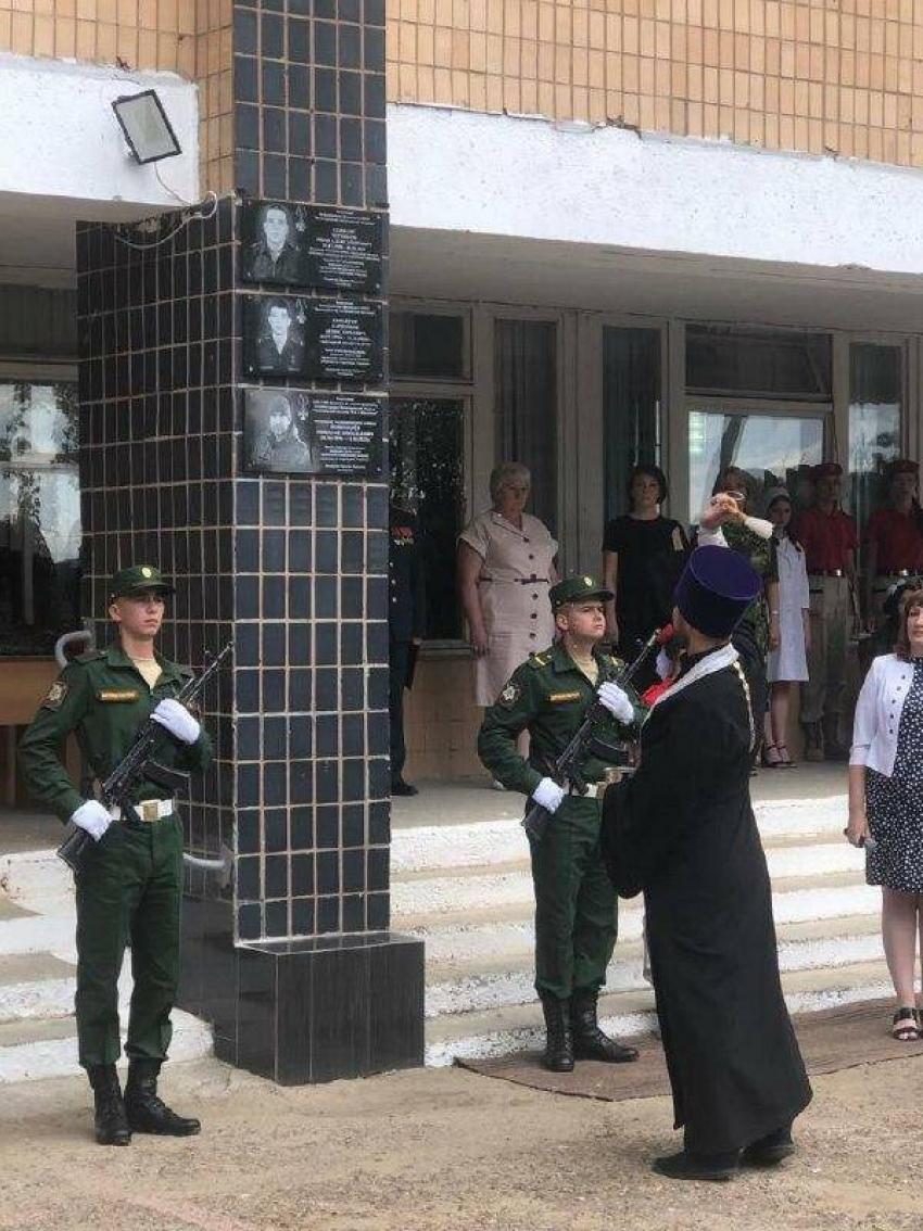 В Камышине 22 июня появились мемориальные доски героям СВО на здании медицинского колледжа