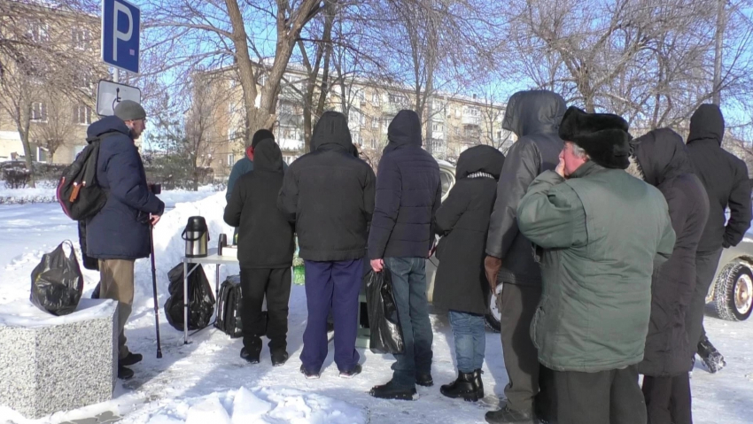 В Камышине очередь горожан собралась за бесплатными горячими обедами на улице Рижской