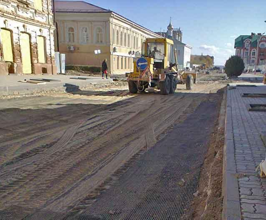 На улице Октябрьской приступили к инженерному сопровождению осушения «вечной камышинской лужи» у управления Пенсионного фонда