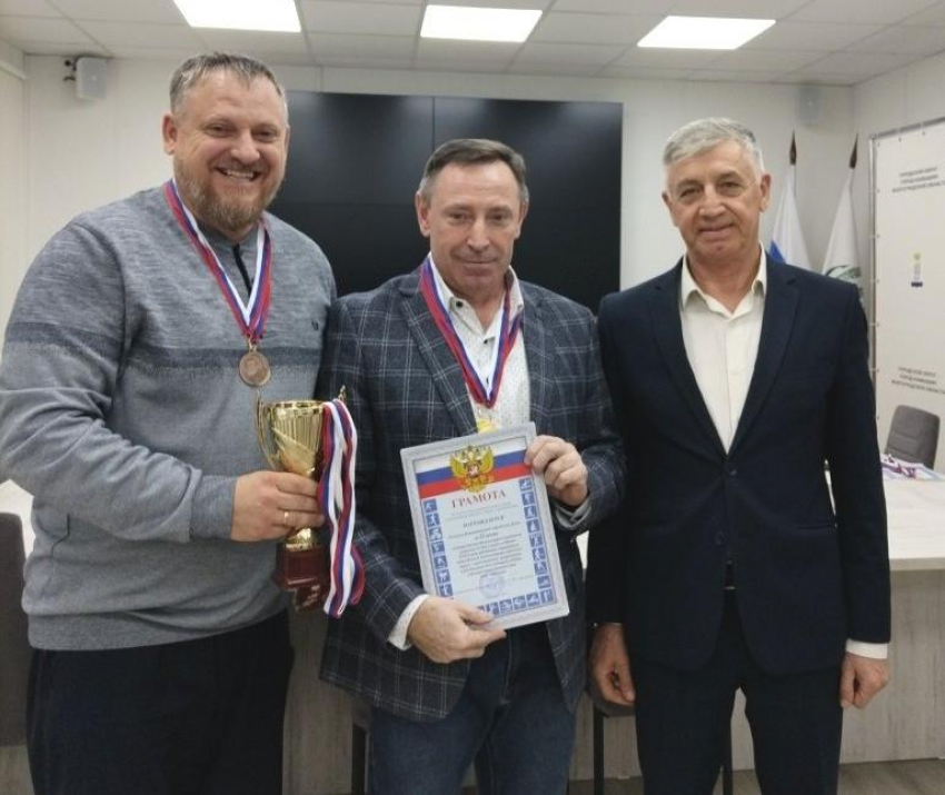 На сайте Камышинской городской думы публикаторы рассказали, какие депутаты в Камышине самые спортивные, и как их наградили за первые места