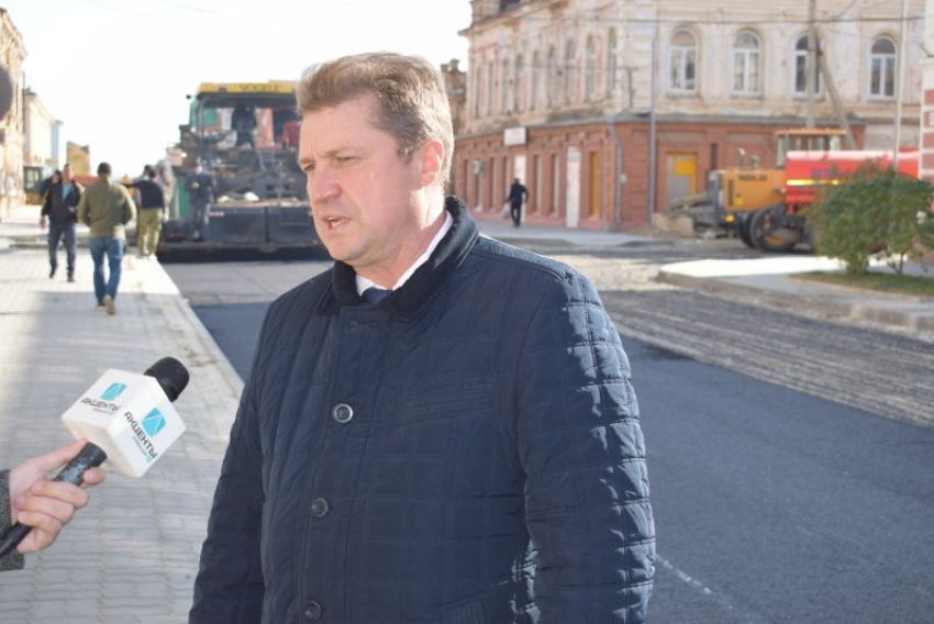 Заявлению главы Камышина Станислава Зинченко о завершении работ на улице Октябрьской до морозов не суждено оказалось сбыться