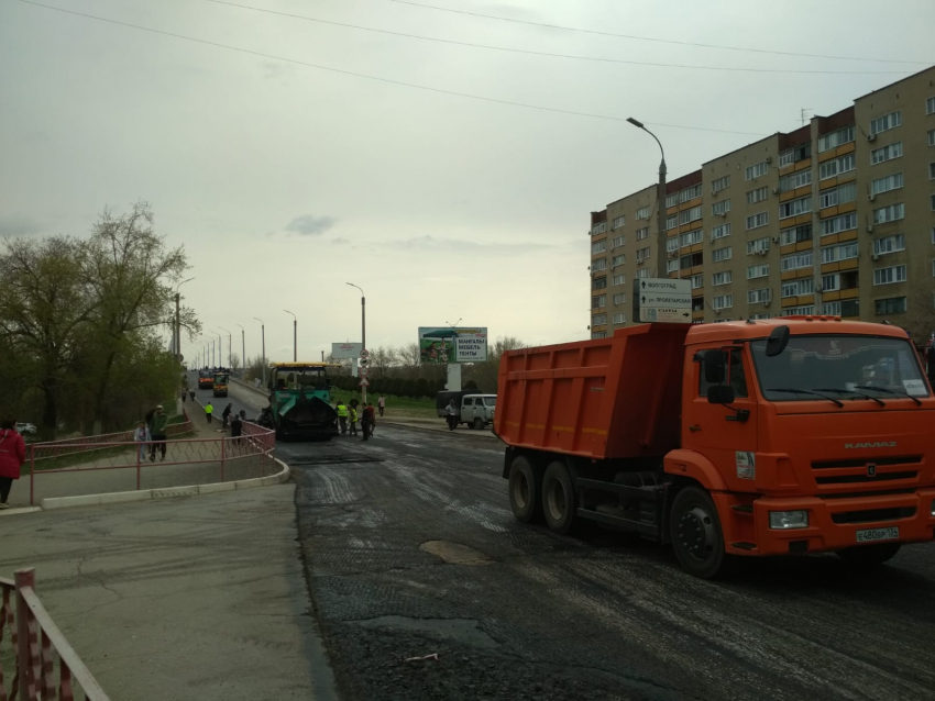 В Камышине подрядчик, сорвавший сроки ремонта Бородинского моста, планирует закончить работу и открыть мост сегодня, 21 апреля, в течение дня