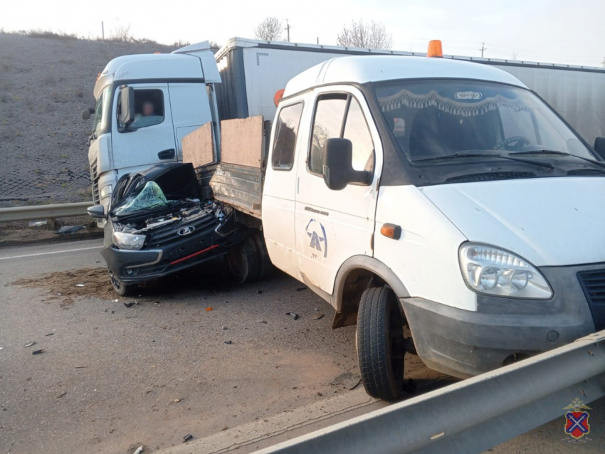 «Ладу» разрубило, водитель погиб: кошмарное ДТП случилось на трассе между Камышином и Волгоградом
