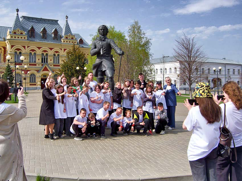 Школьники из Камышинского района после театрального фестиваля отправились фотографироваться на набережную