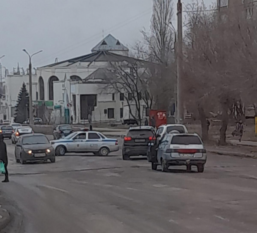 В Камышине на улице Базарова столкнулись легковушки у «лежачего полицейского"