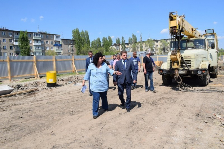 Глава Камышина Станислав Зинченко прошелся по площадке под будущим детсадом, за который получил нагоняй от губернатора