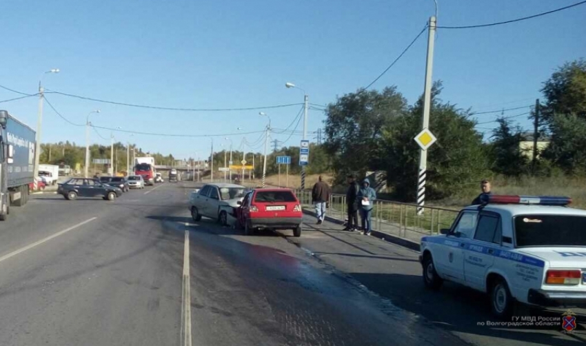 Под Камышином в результате ДТП пострадали трое: водитель и пассажиры двух авто