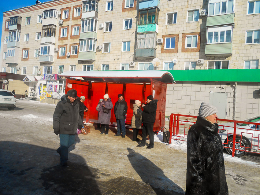 В Камышине после потепления на остановках очень скользко, надо лучше посыпать!» - камышанка