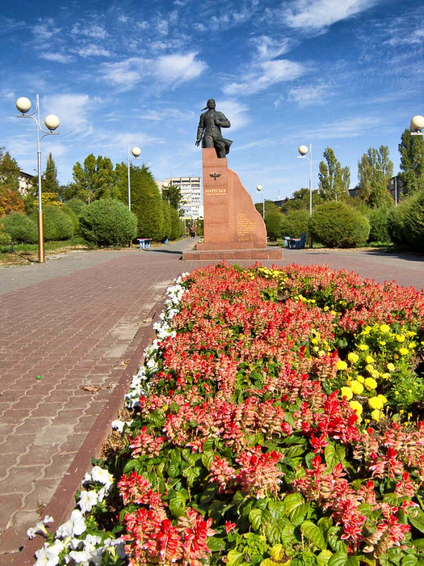 Посоветовала бы озеленителям Камышина менять цветы у памятника Маресьеву, чтобы клумба выглядела опрятной и осенью, - камышанка