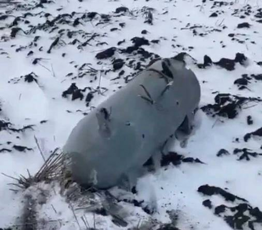В полях под райцентром Елань в Волгоградской области, в 230-ти километрах от Камышина, упало что-то похожее не то на беспилотник, не то на ракету