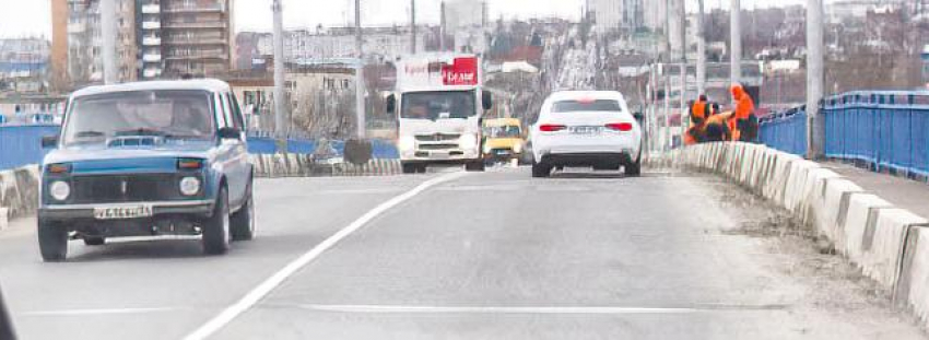 В Камышине утро понедельника началось с пробки на мосту из-за ДТП