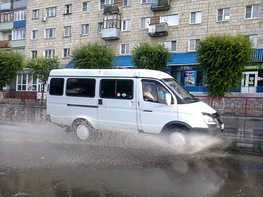 Первый летний дождь обозначил все «впадины» на камышинских дорогах, которые водители преодолевают, обдавая пешеходов с головы до ног