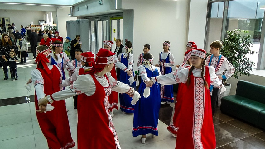 В Камышине в ДК «Текстильщик» прошел День народного единства в «мультиформате": здесь пели,  дегустировали и плели сети для СВО