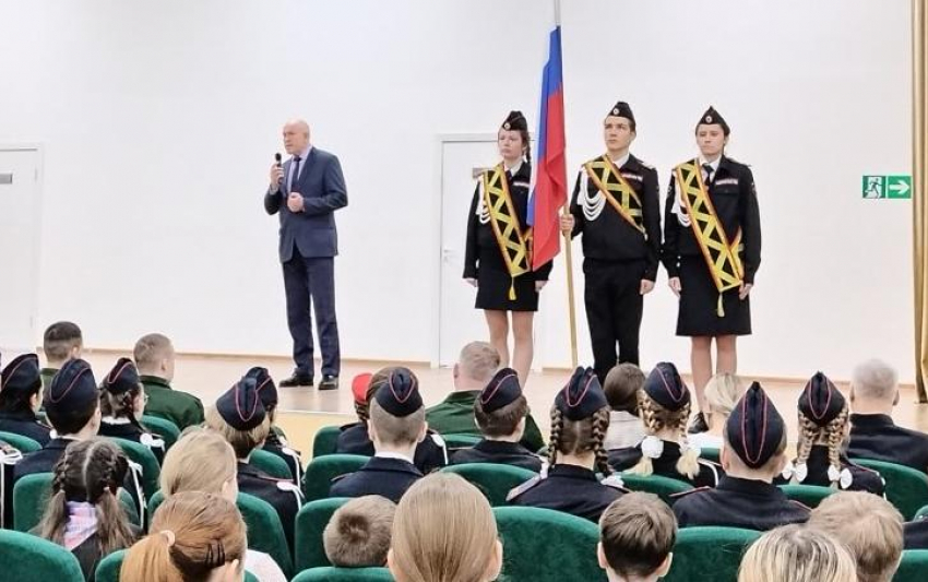 Спикер Камышинской городской думы Владимир Пономарев вновь поднялся на сцену: поздравлять кадетов