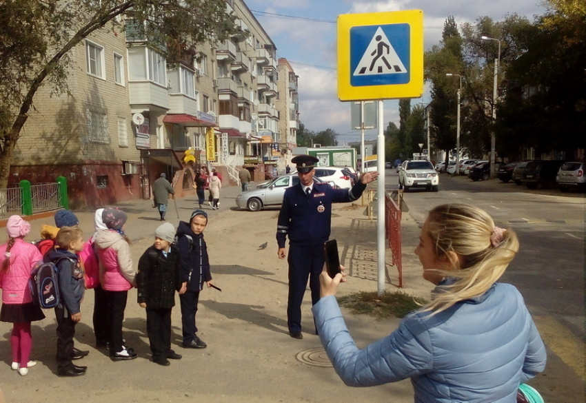 Учащимся школы №14 гоставтоинспекторы города Камышина подарили светоотражающие браслеты