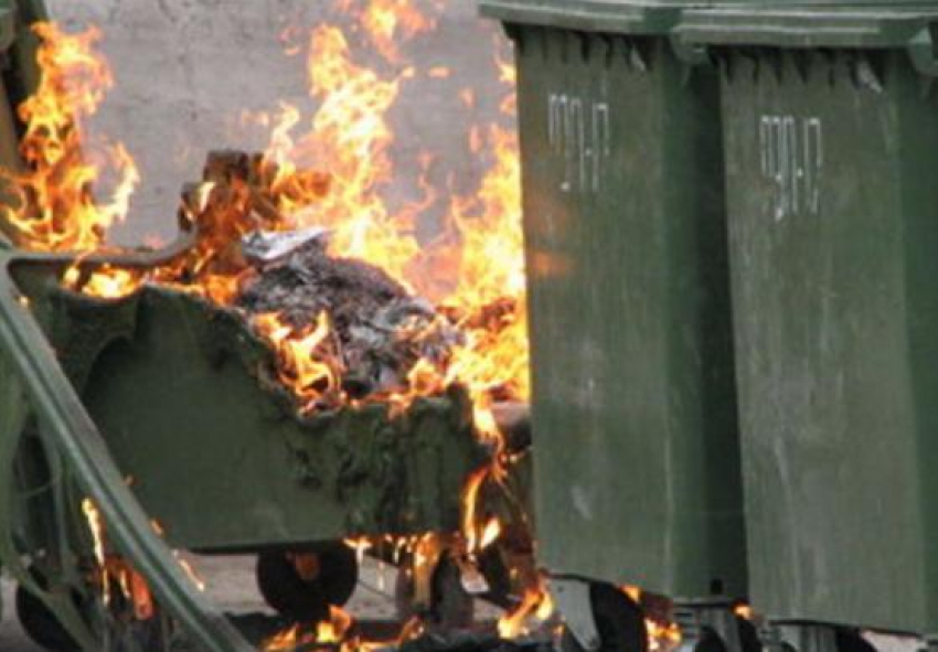 В новогоднюю ночь в Камышине сожгли несколько мусорных контейнеров