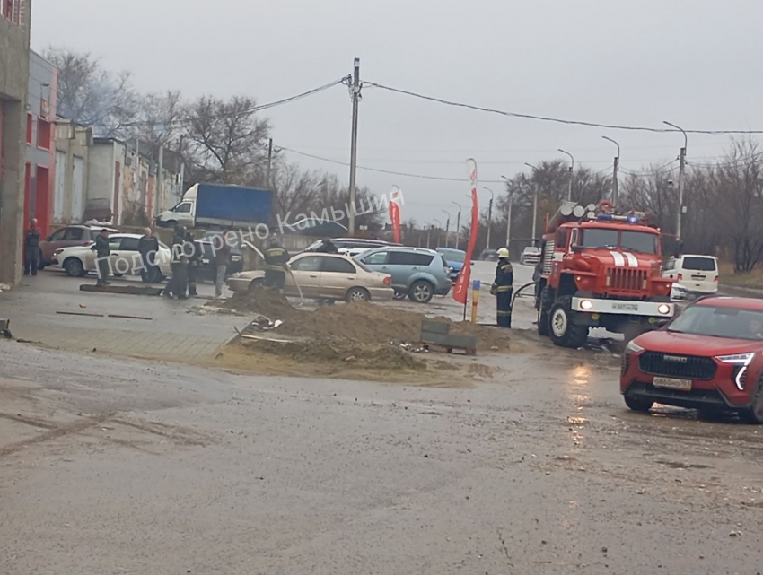 В Камышине на улице Рязано-Уральской сегодня, 13 ноября, случился пожар в автомобиле, но все обошлось