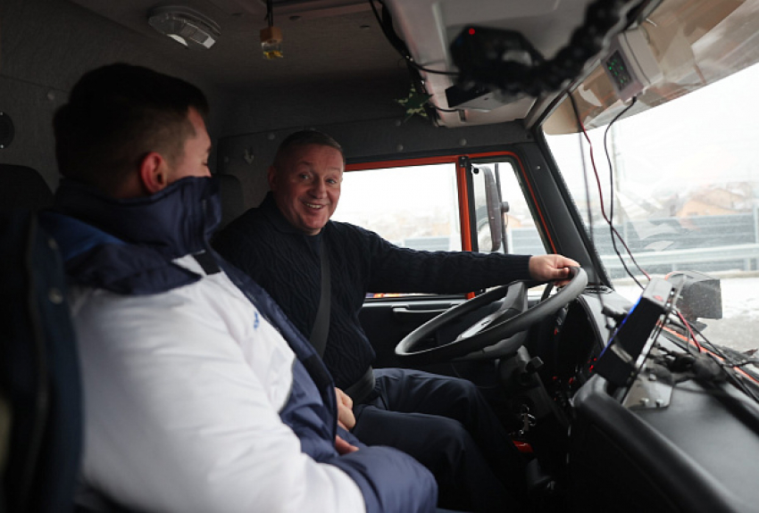 Андрей Бочаров сел за руль спецтехники, проехал по обходу Волгограда и рассказал про мост-мечту через Волгу на трассе Камышин - Волгоград