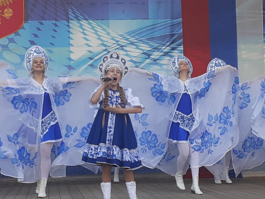 В Камышине на сцене парка пели и танцевали в День России