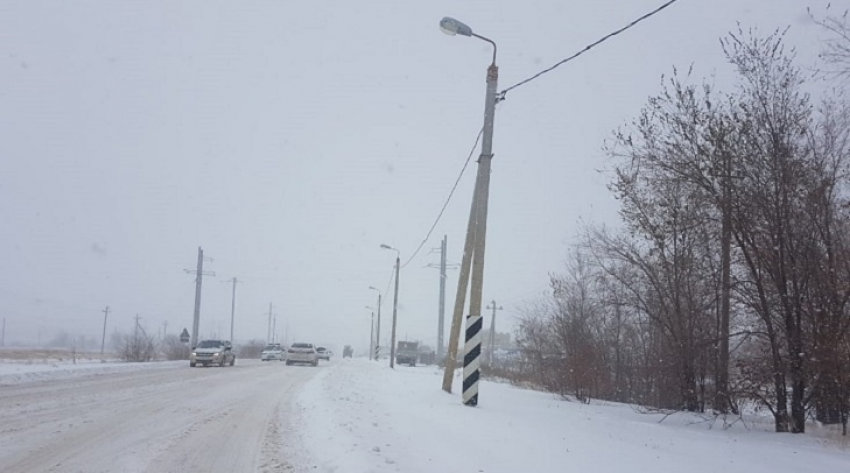 В Котельниковском районе Волгоградской области метель парализовала городские дороги, но на север к Камышину снежный шквал не продвинется