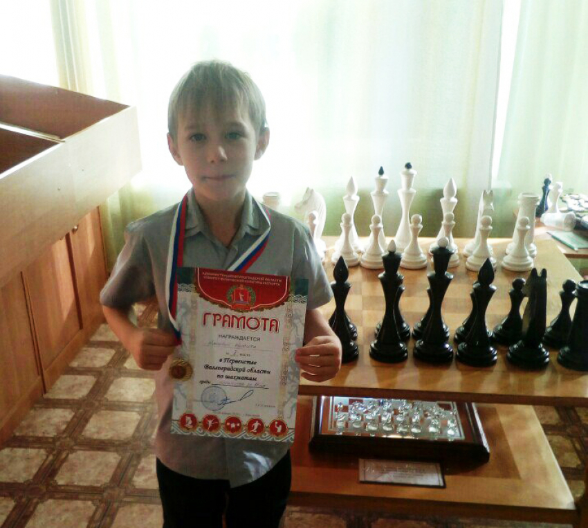 Камышинские бизнесмены вручили деньги организаторам поездки маленького шахматиста на большой турнир