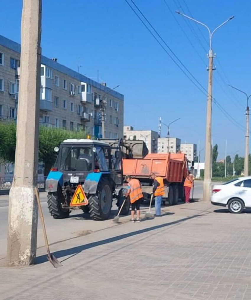 Администрация Камышина показала, как она выметает после дождей улицу Ленина, но камышане зовут «оранжевых жилетов» и подальше от центра