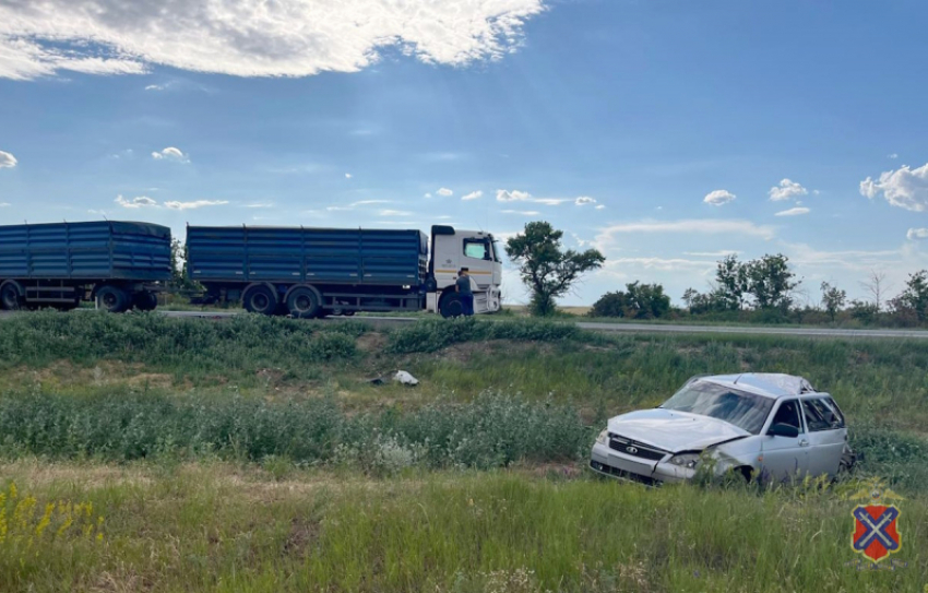 На трассе между Камышином и Волгоградом «КАМАЗ» смял «Ладу» с полным салоном