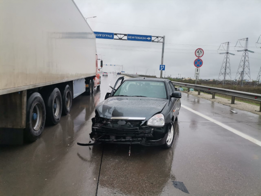 На мокрой московской трассе в массовой аварии погибла женщина