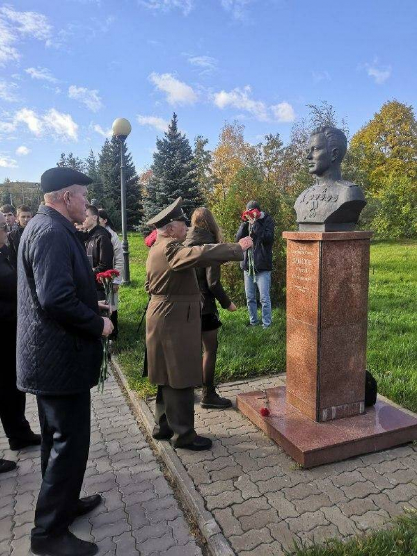 В Камышине небольшая группа чиновников, депутатов и общественников «в суженном формате» возложила цветы к бюсту Героя Советского Союза Сергея Давыдова