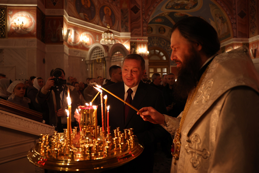 Губернатор принял участие в праздничном богослужении, был ли на Пасху в храме глава Камышина, пресс-служба мэра не сообщает