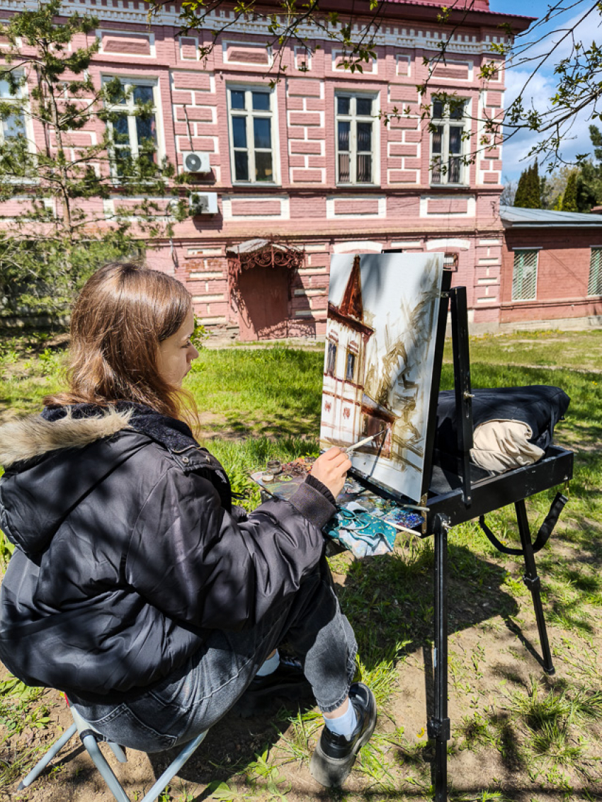 В Камышине юные художники вышли на пленэры
