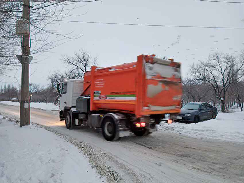 В Камышине кроме нескольких центральных улиц все дороги тонут в снежной каше, - камышанка