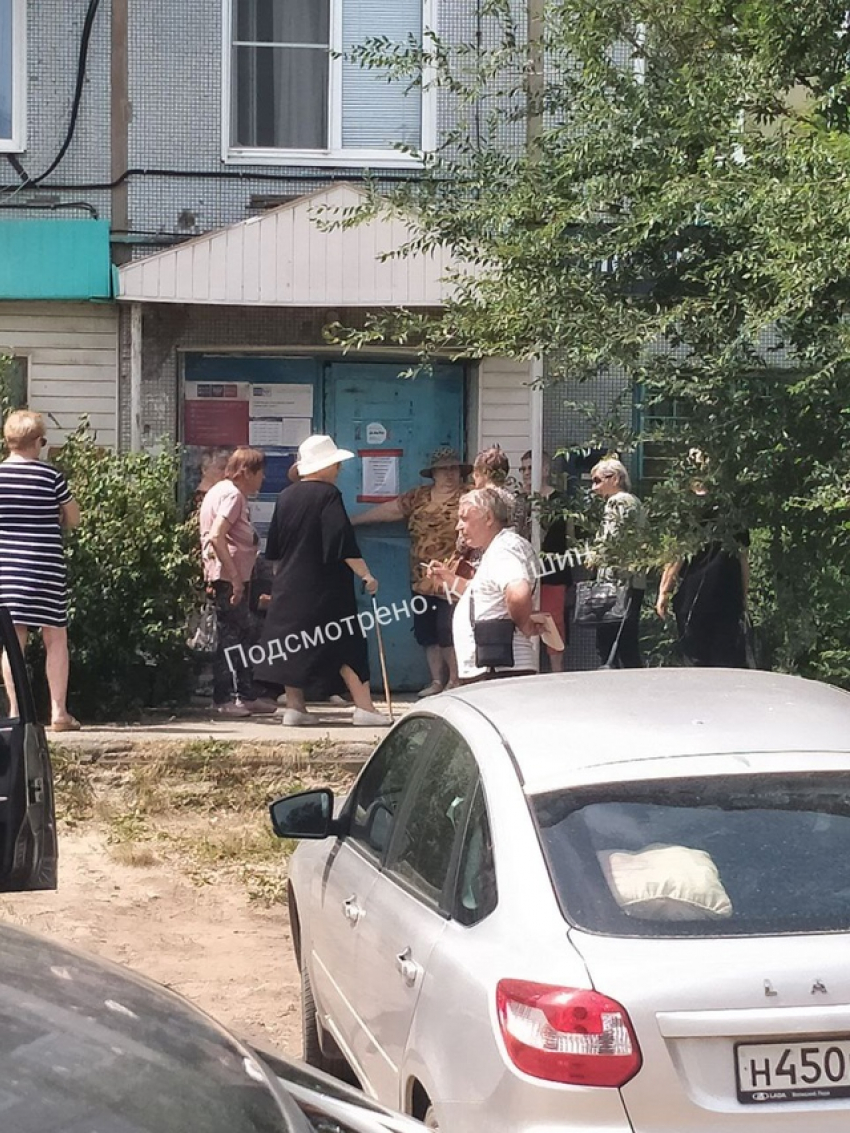 Камышане показали в соцсетях очередной «замок» на дверях почтового отделения, у которого толпятся люди